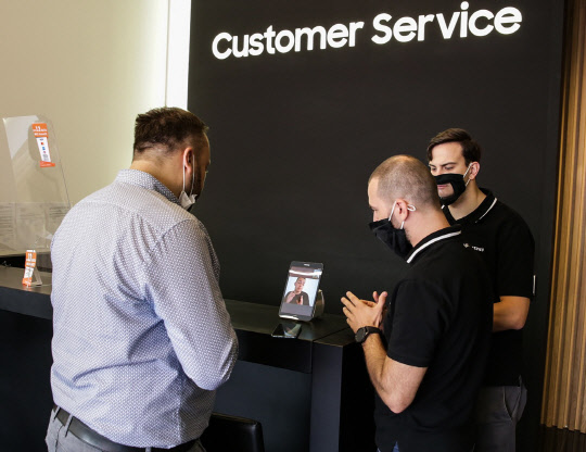 세르비아 삼성전자 매장을 찾은 고객이 태블릿을 활용한 수어 상담 서비스를 받고 있다. <삼성전자 제공>